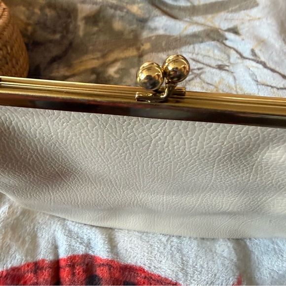 Vintage 1960’s Zenith Leather Handbag with Kiss Lock in Ecru - Picture 3 of 8